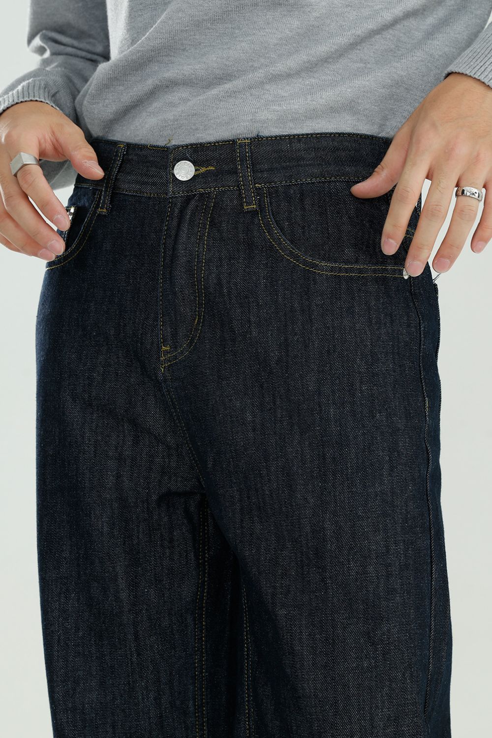 Mid Rise Jeans with Pockets